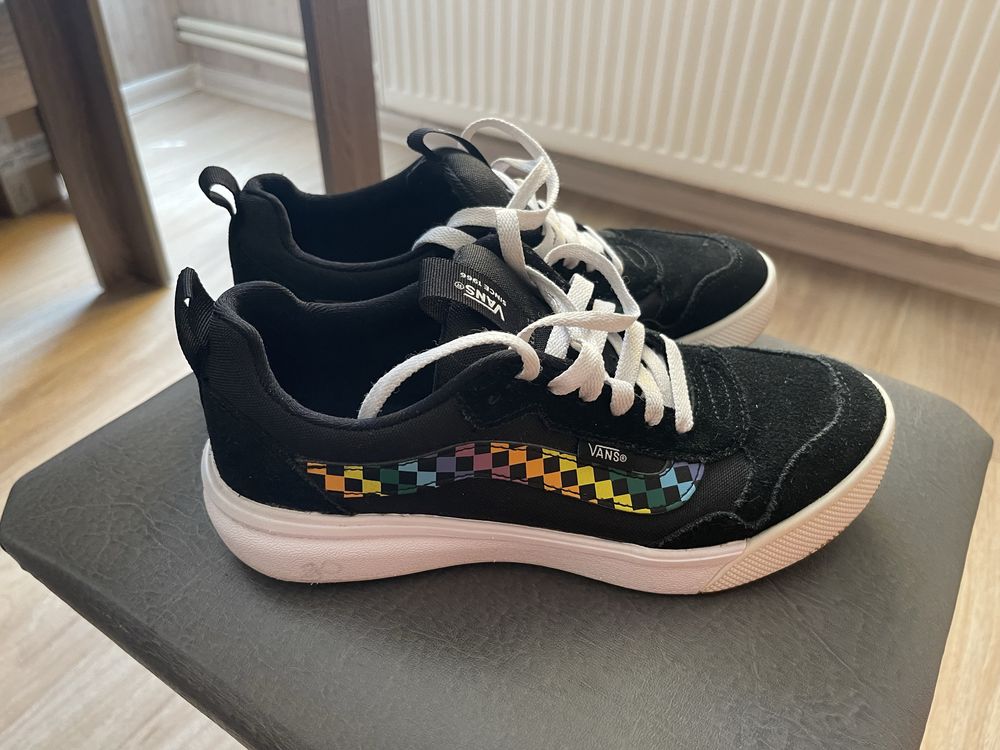 Продам жіночі кеди vans. Стан нових.