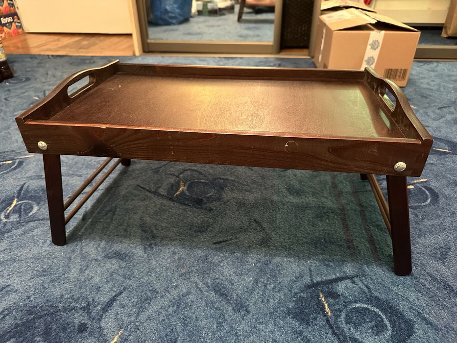 Drewniany stolik śniadaniowy