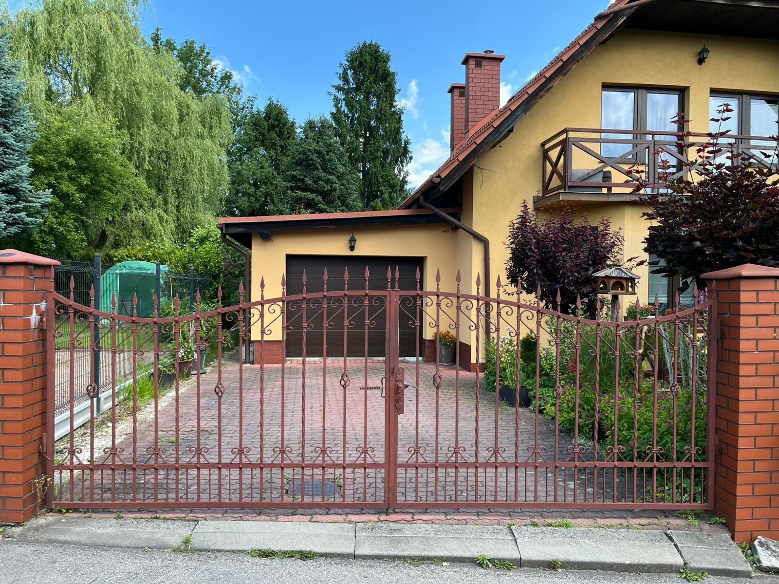 Brama dwuskrzydłowa kuta.