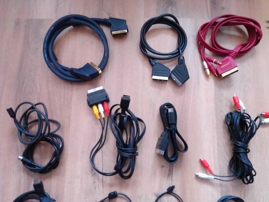Vários cabos para Hi-Fi, imagem, consolas e telefones.