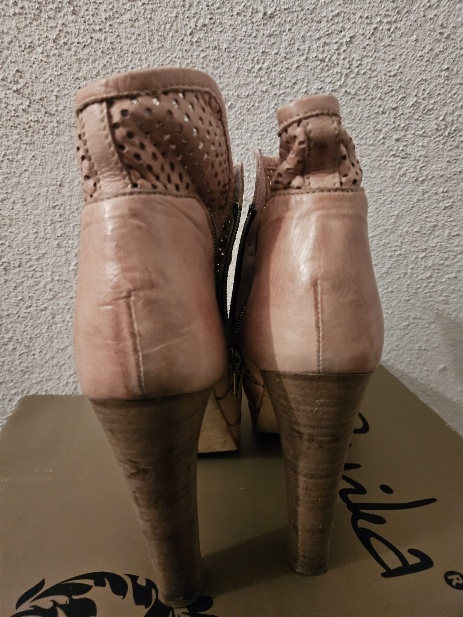 Botas em pele curtas em nude