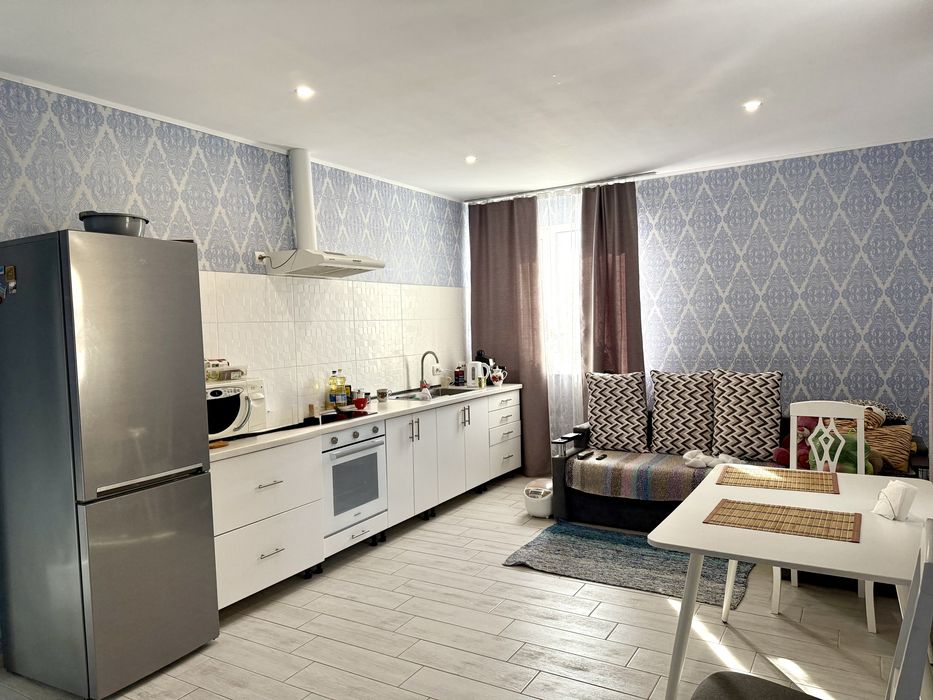 Продам будинок з гаражом та госпбудівлею на 10 сотках