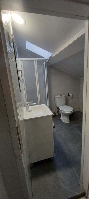 Alugo T 2 em águas furtadas na rua de São Bento em Lisboa