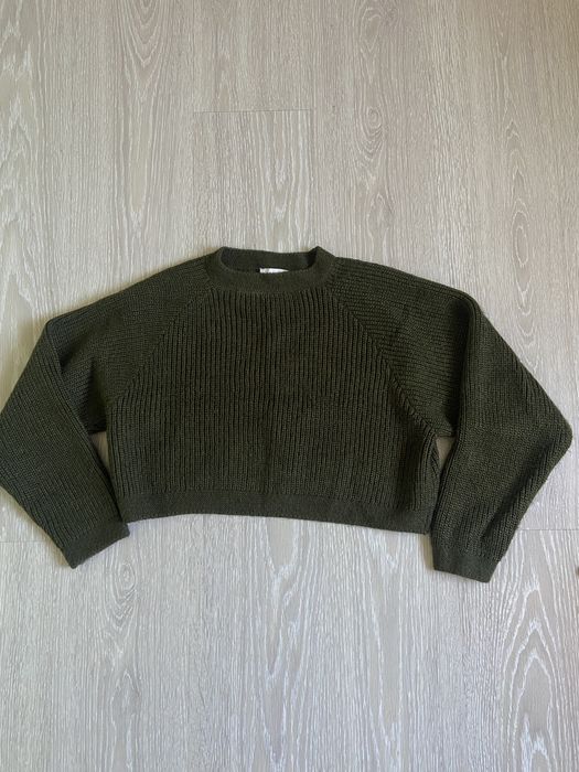 Светр темно-зеленого кольору короткий