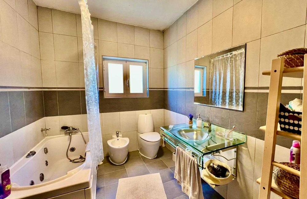 Quarto muito espaçoso com Wc privativa numa moradia