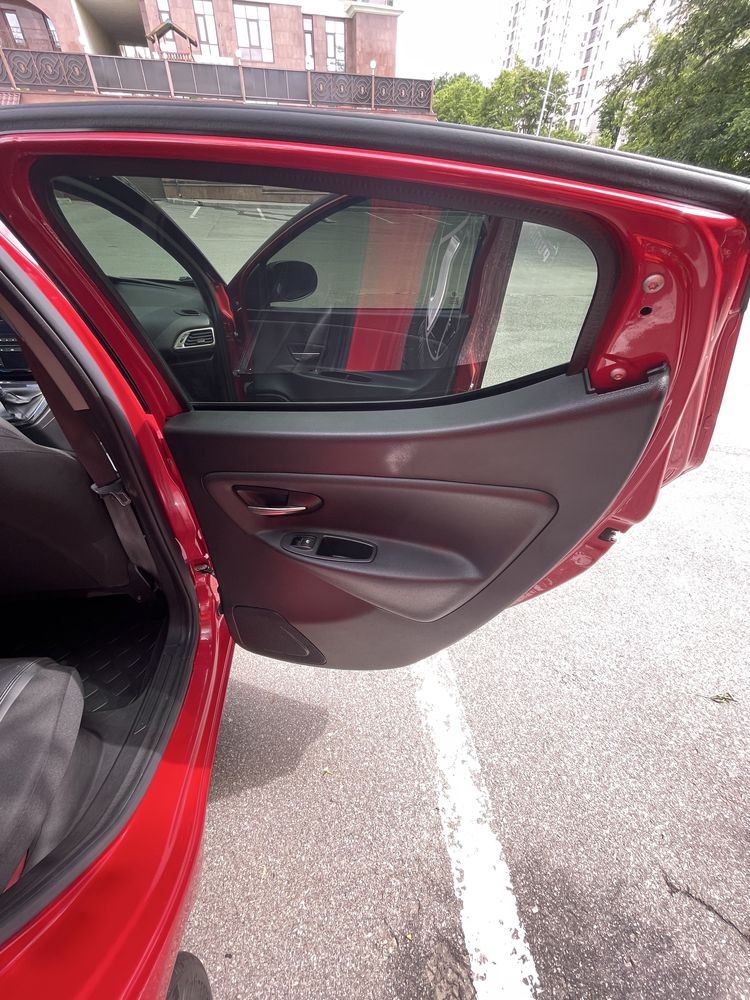 Продам Lancia ypsilon 2012 0.9 biturbo