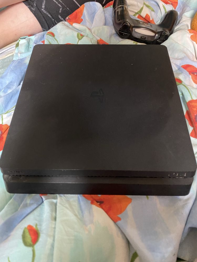 Sprzedam ps4 z grami i 2 padami