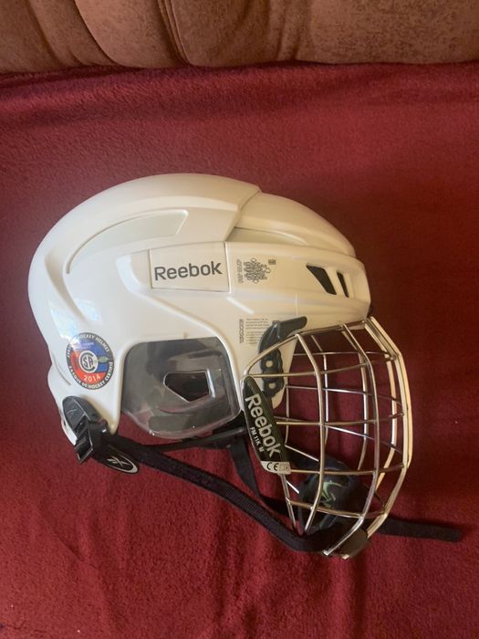 Хоккейный шлем