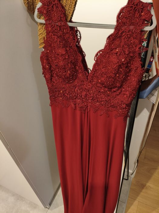 Burgundowa suknia wieczorowa