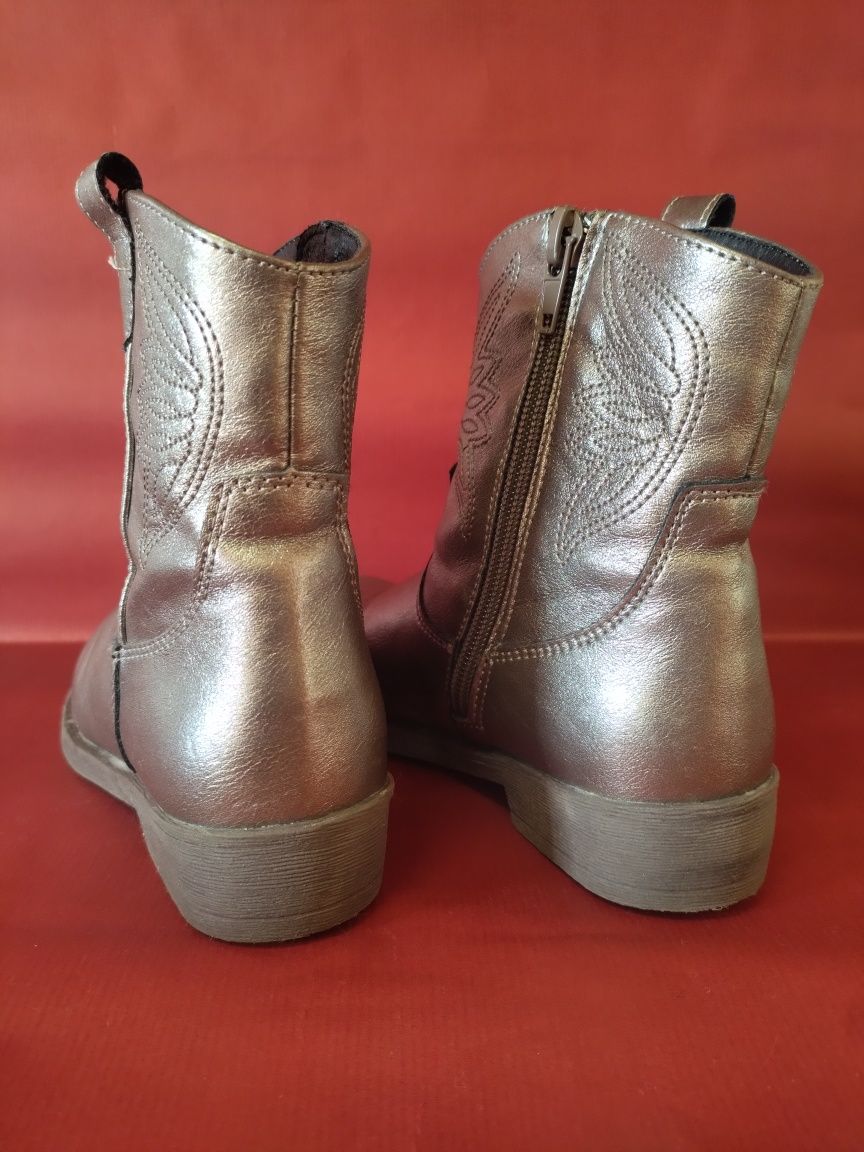 Botas tam. 31 com oferta gorro