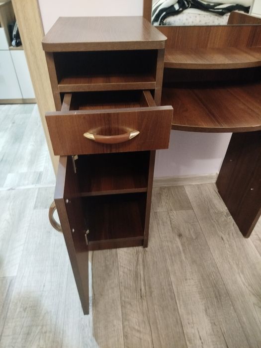 Туалетний столик, трюмо