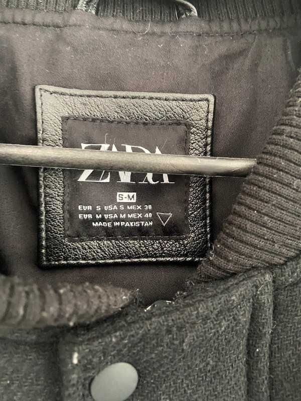 zara man czarna kurtka bomberka z naszywkami vintage