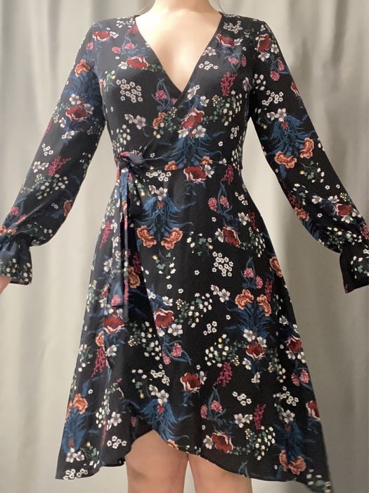 Елегантна сукня в квітковий прінт на запах