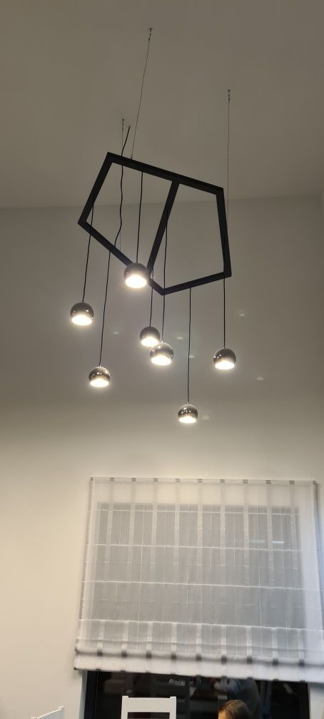 Nowoczesne lampy do salonu z antresolą