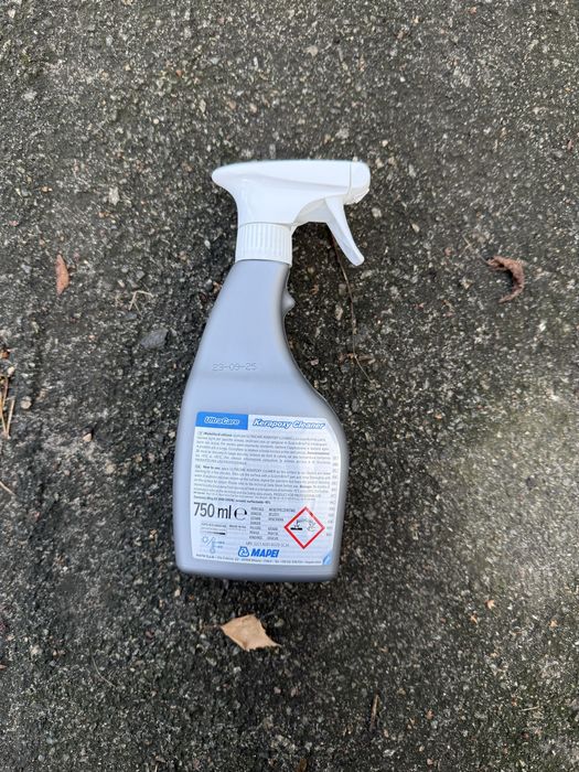 засіб для чищення епоксидної фуги Mapei UltraCare Kerapoxy Cleaner.