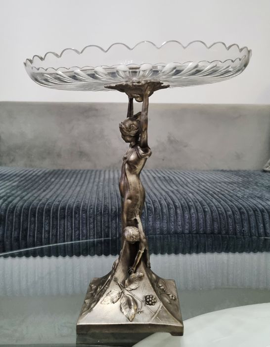 Posrebrzana i sygnowana patera z postacią kobiety i 2 dzieci, secesja