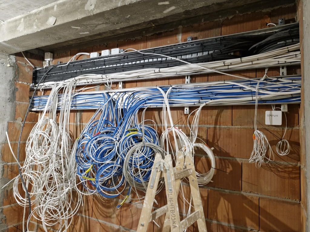 Elektryk HASBUD Instalacje  Elektryczne