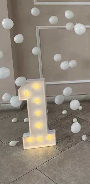 Одиничка з підсвіткою для фотозони в оренду