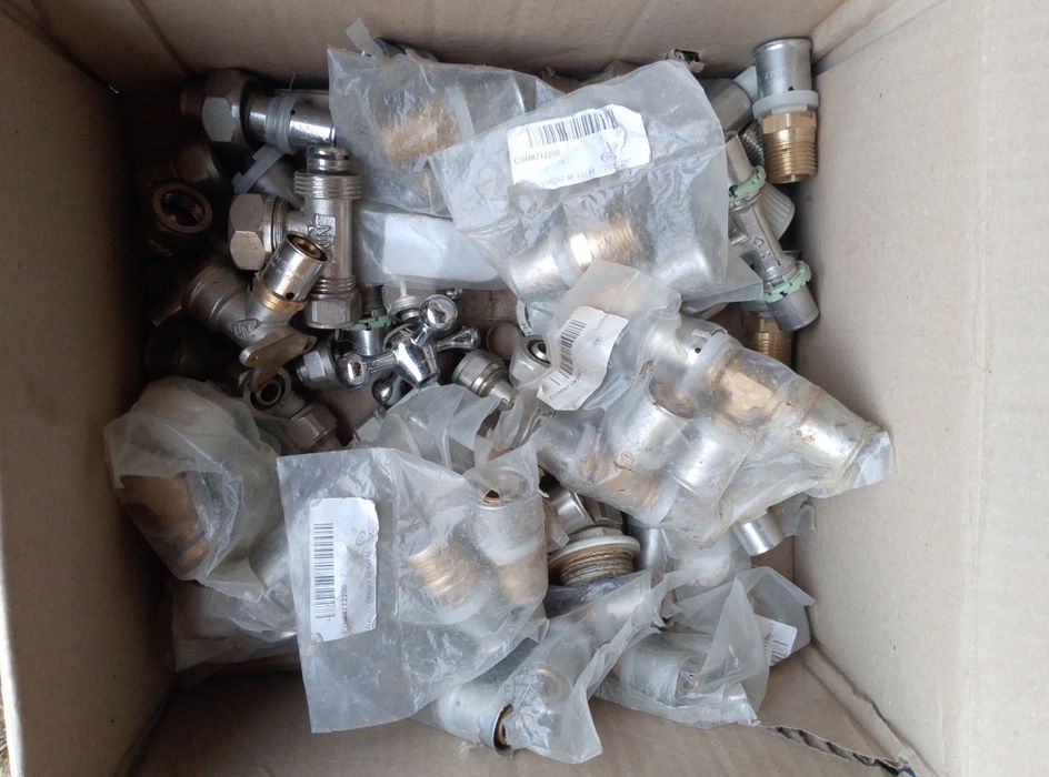 Продам крани з'єднання для труб.