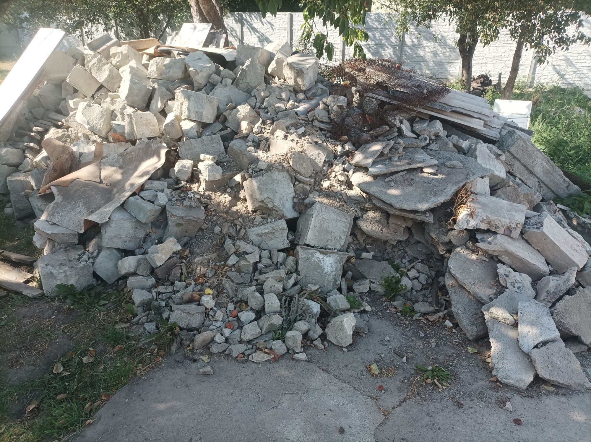 БУЧА.Віддам безкоштовно будівельне сміття