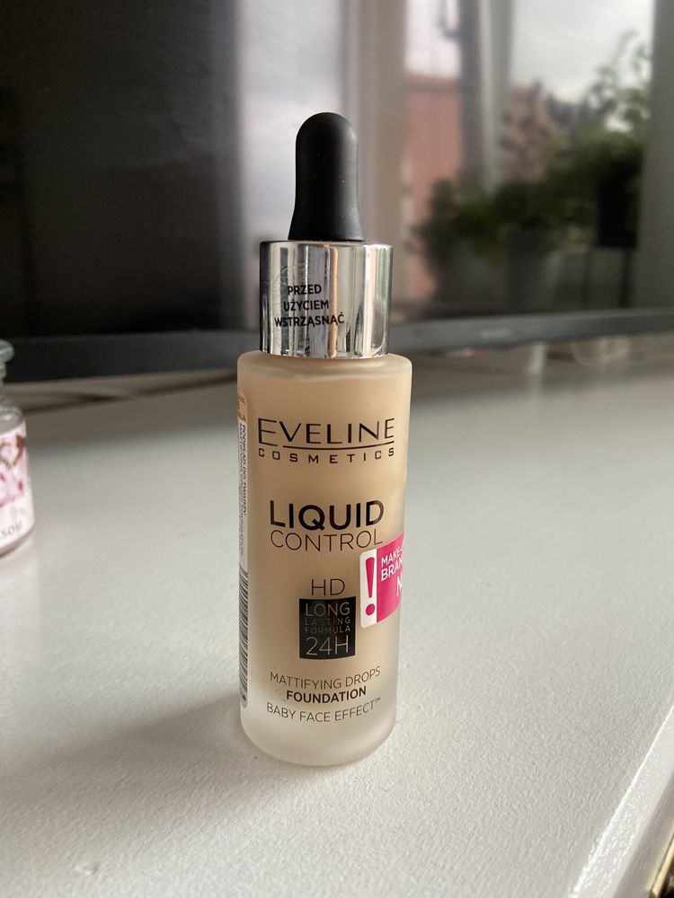 Eveline liquid control light vanilla 015