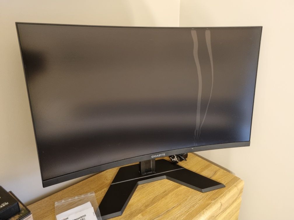 Monitor GIGABYTE G32QC zaokrąglony z wadą