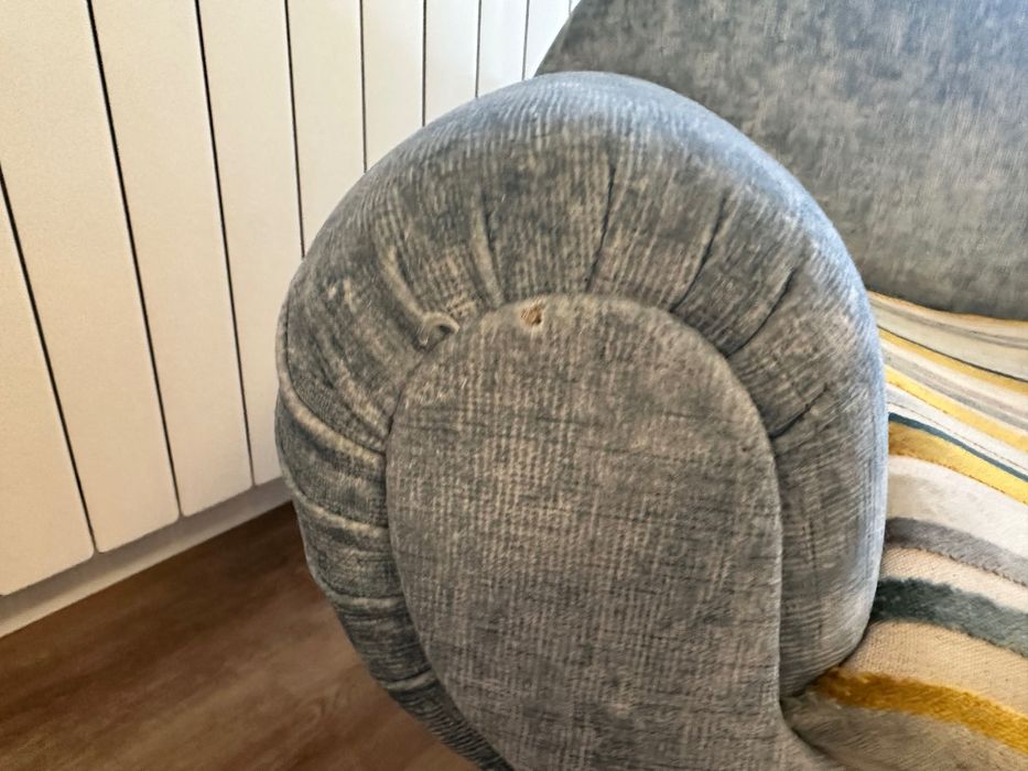 Poltrona azul com almofada