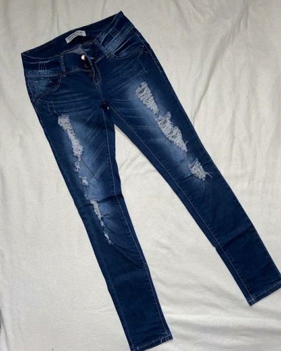 Жіночі джинси з потертостями