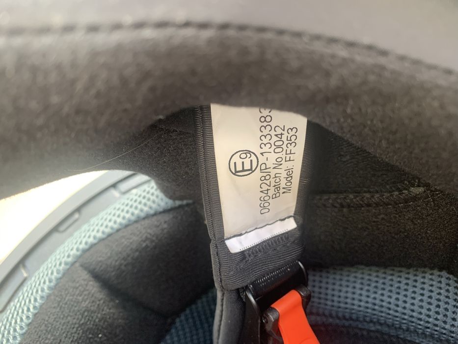 Capacete L52 na caixa com Bluetooth