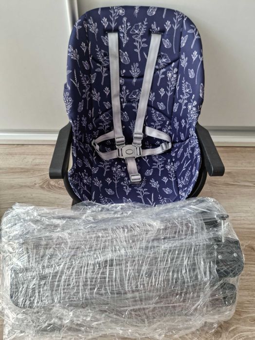 Krzesełko do karmienia i stolik