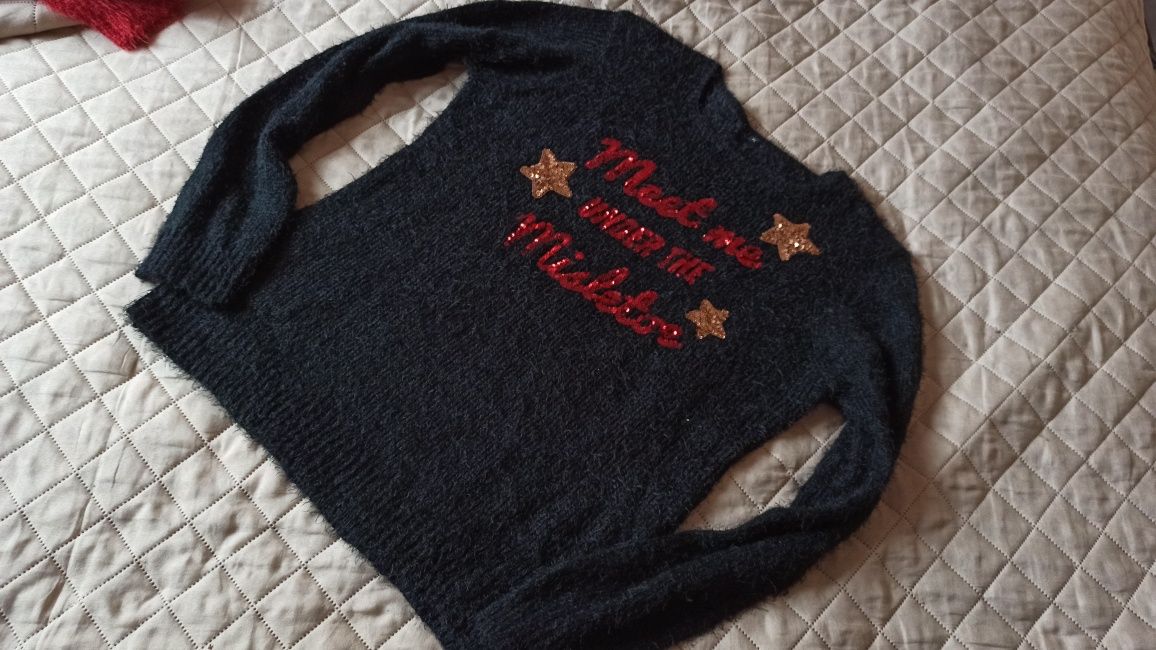 Świąteczny cieplutki sweter puchaty napis z cekinów L 40