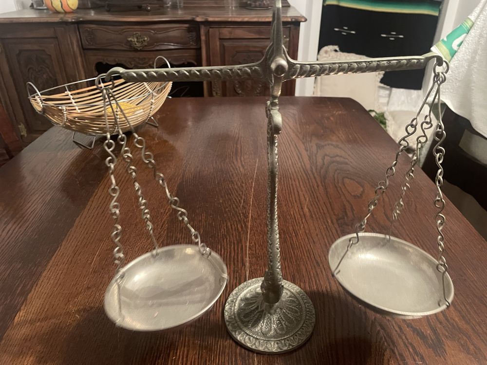 Balança da Justiça em Metal Prateado