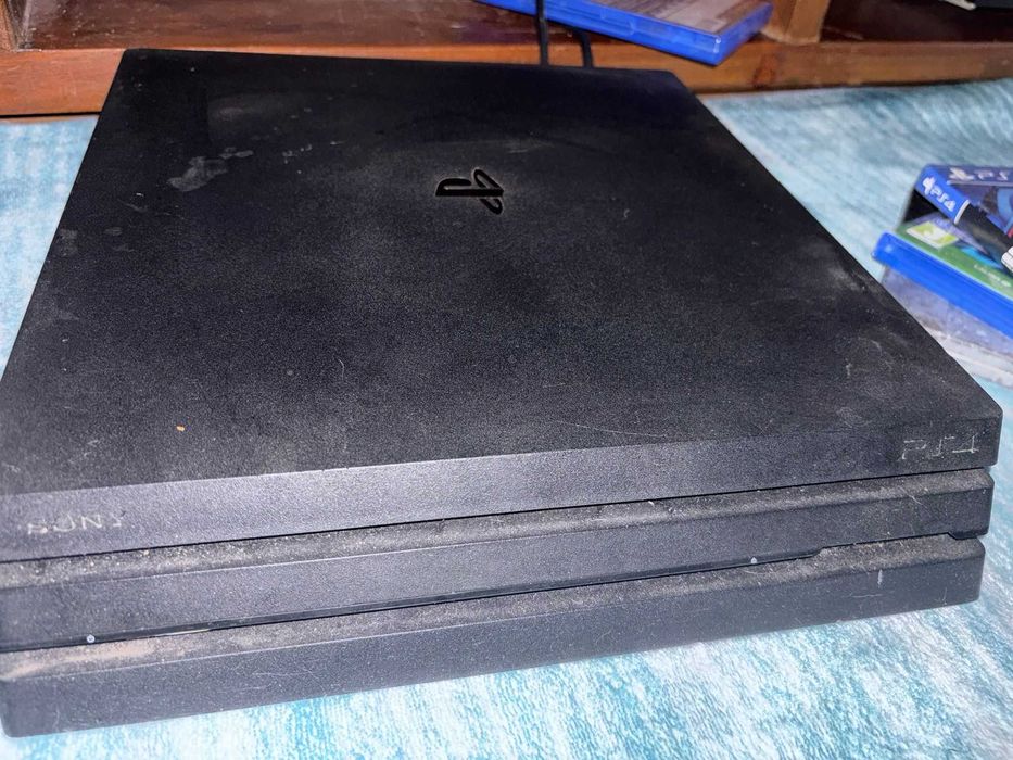 Vende-se PlayStation 4  pro 1 TB 4 jogos e 2 cumandos