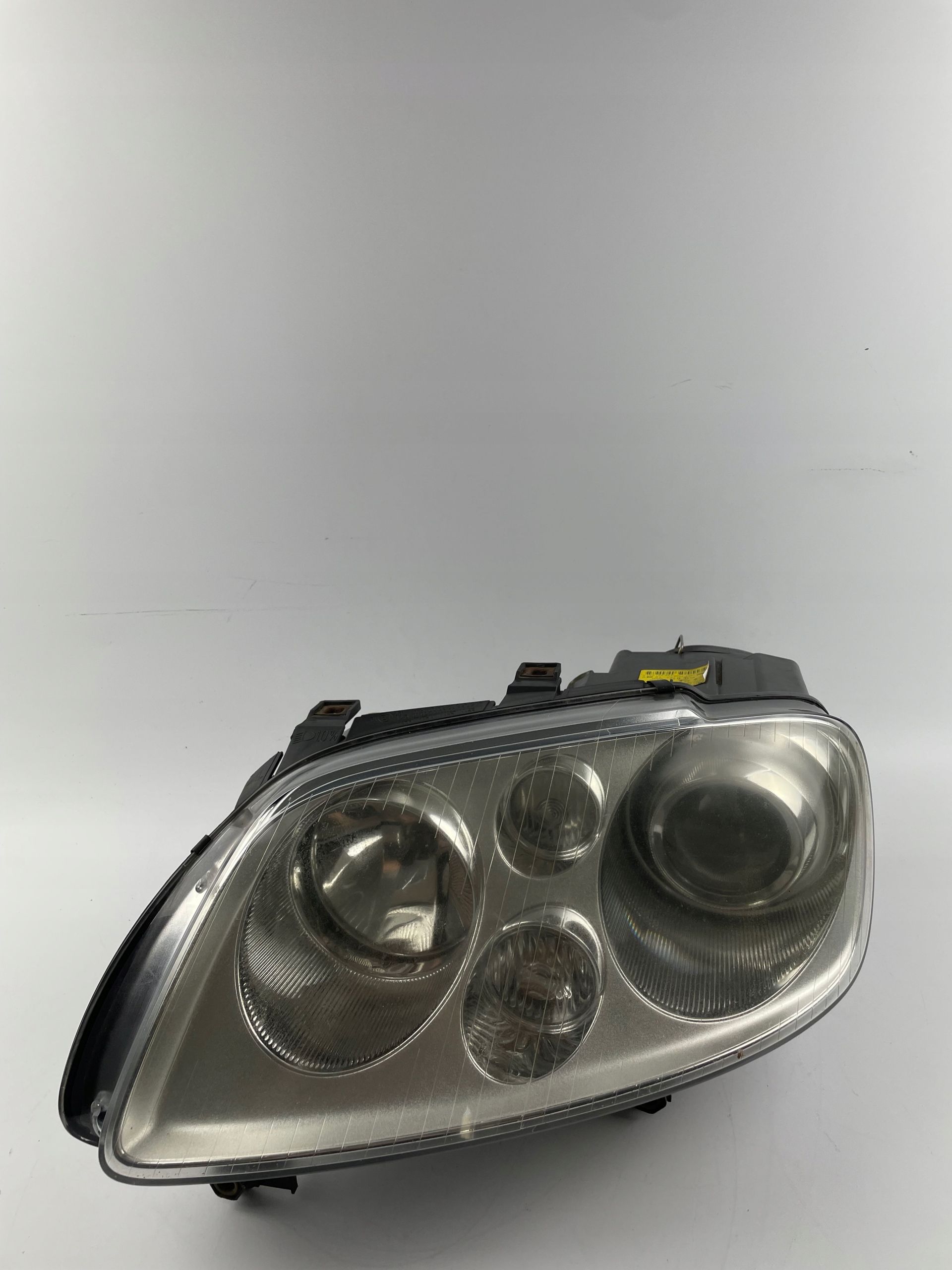 VW TOURAN I CADDY lampa przednia lewa xenon