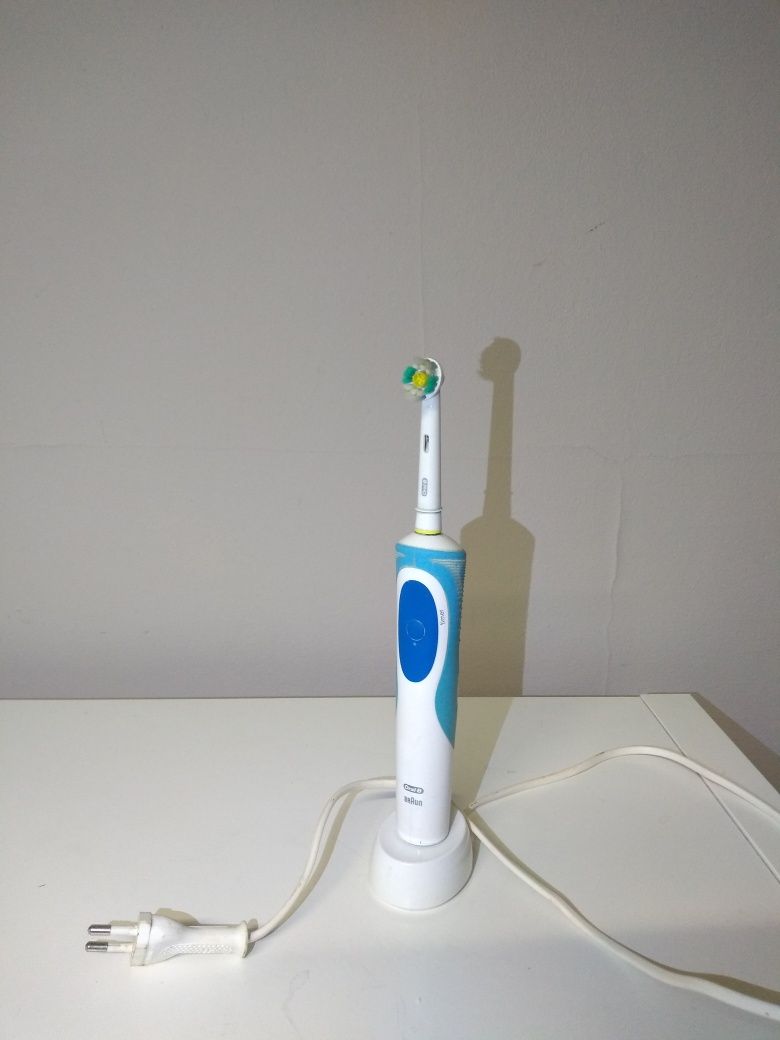 Szczoteczka elektryczna Oral-B Braun + ładowarka