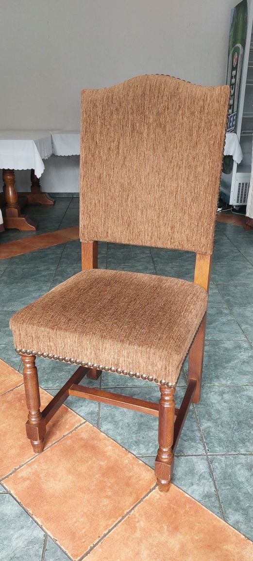 Krzesło , krzesła dębowe tapicerowane z ćwiekami,  150 szt krzeseł