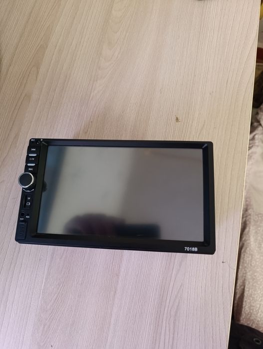 Продам автомагнітолу з камерою заднього виду.