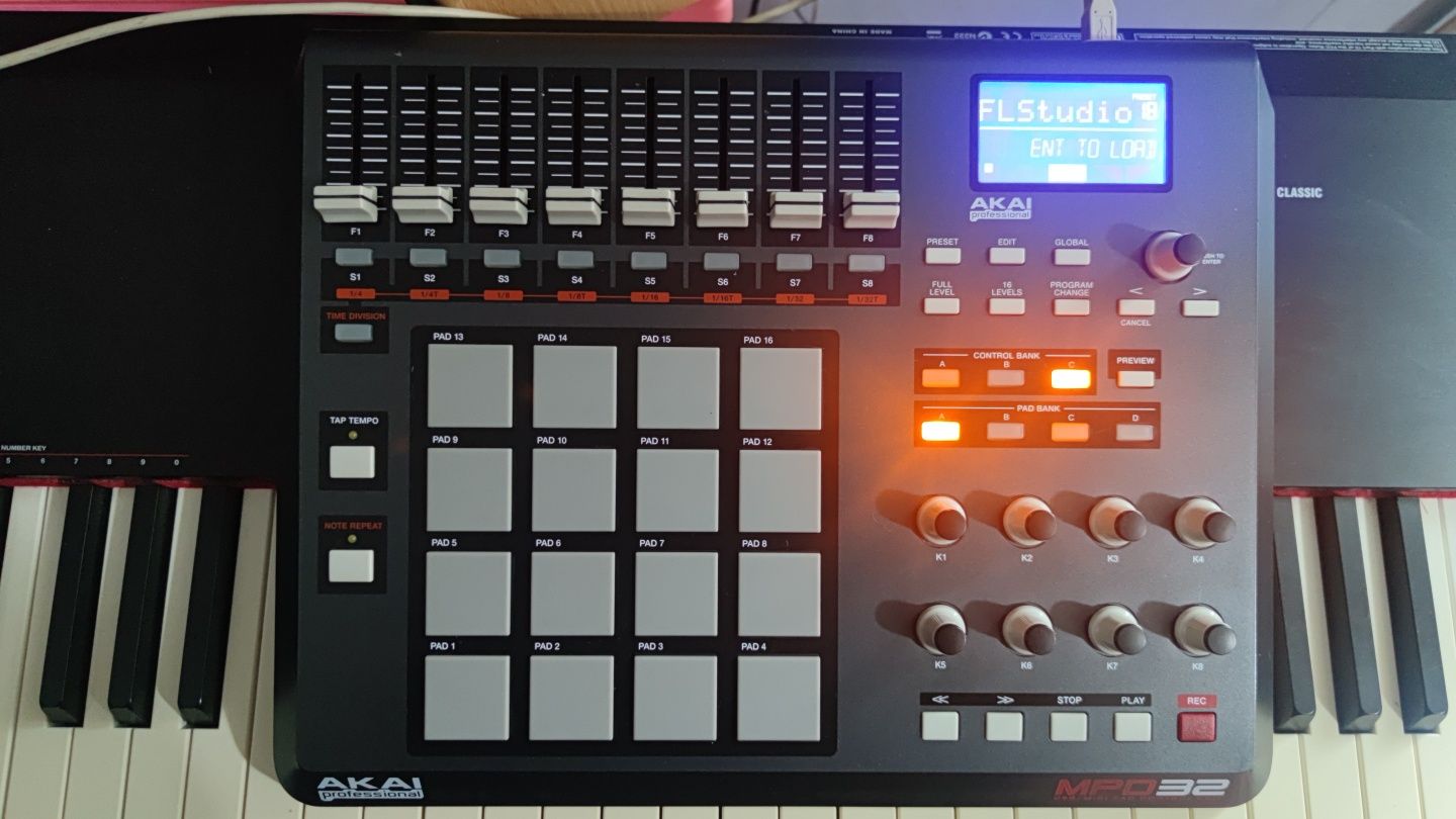 AKAI MPD 32  midi controller в  отличном состоянии ,