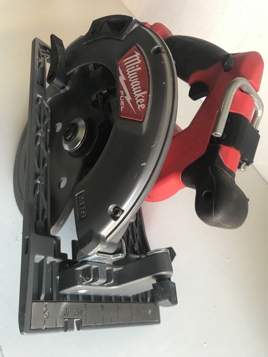Безщіткова циркулярна пила Milwaukee M18 CCS66 з Англії