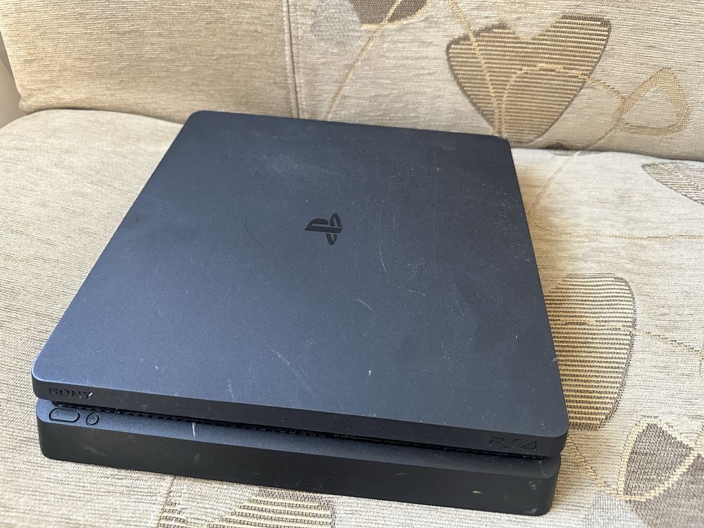 PS4 Slim 1TB 2 pady 9 gier