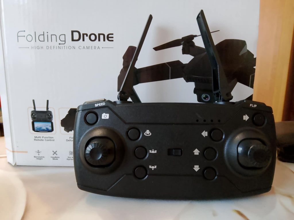Dron sterowany pilotem