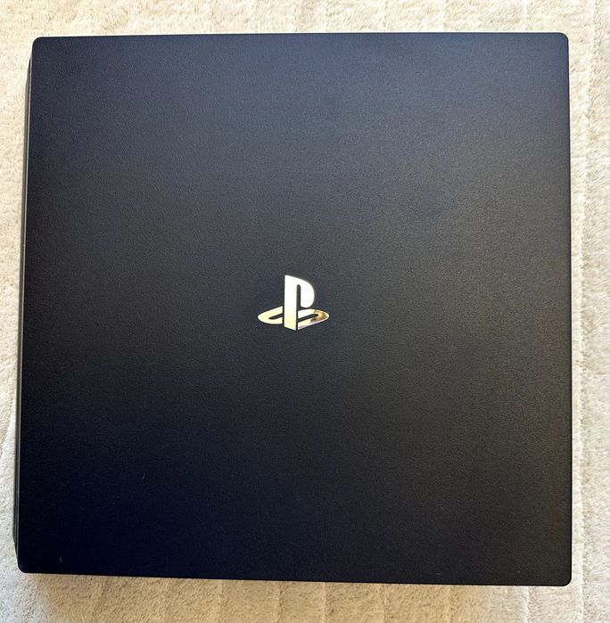 PS4 Pro, 1TB + 3 джойстика + 13 игр (состояние 10/10)