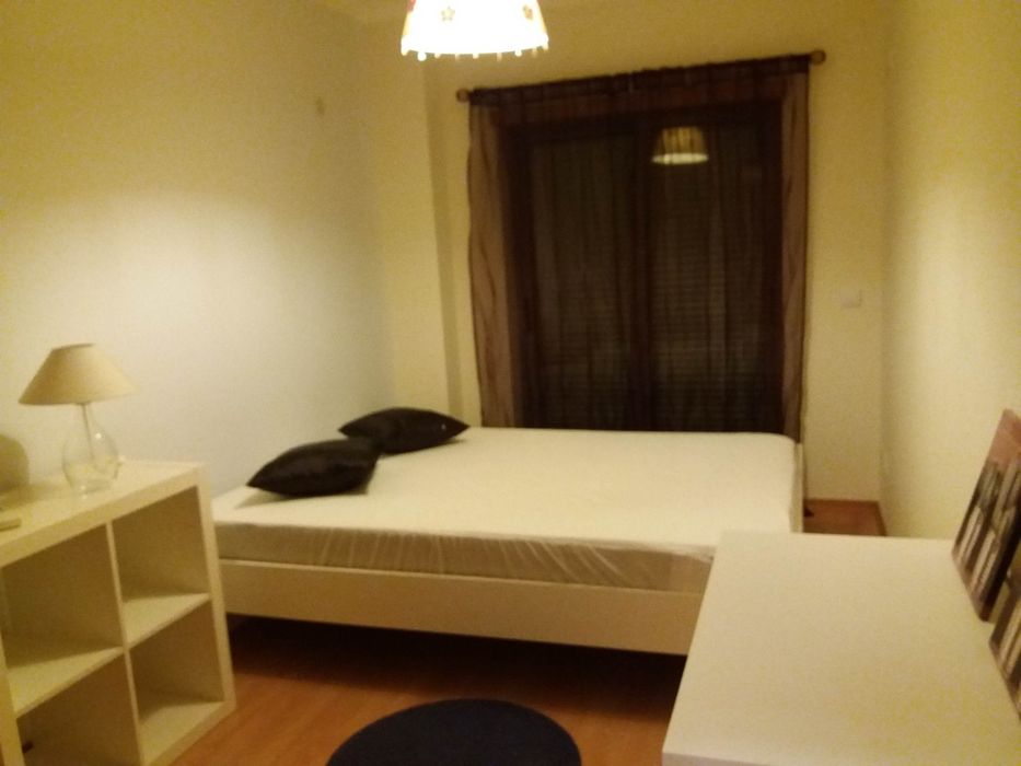 Quarto mobilado para senhora