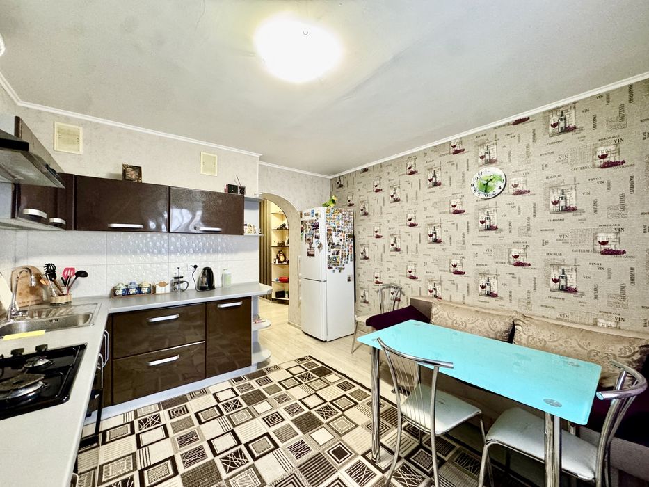 Продаж 2к квартири 65 кв. м на вул. Миколаївська 6