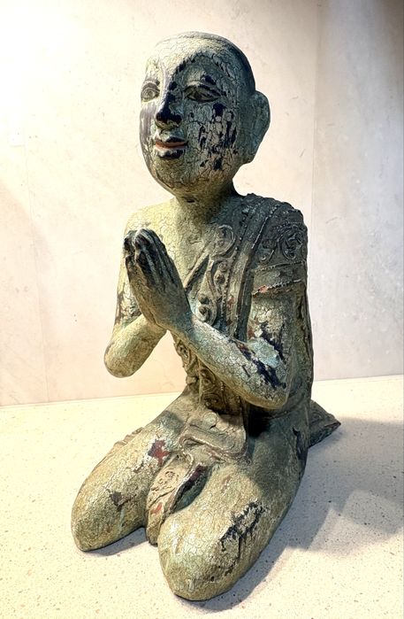 Antiga escultura de um Buda da Birmania em madeira