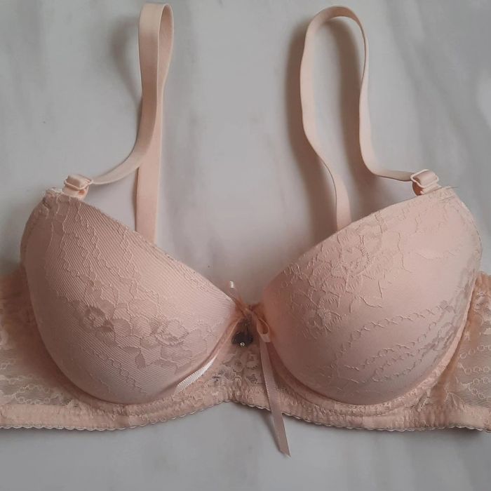 Бюстгальтер бежевий.