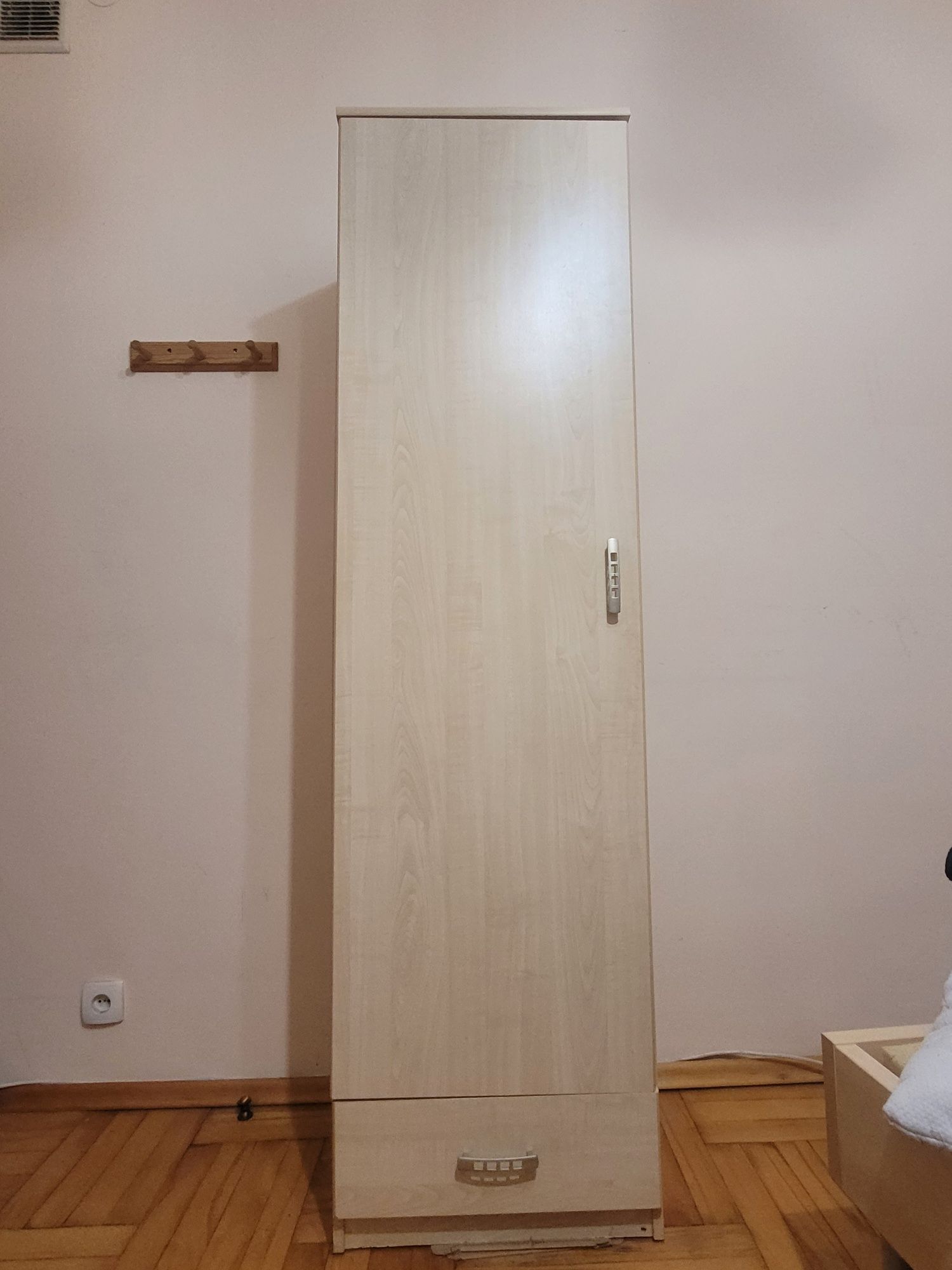 Szafa z półkami i szufladą