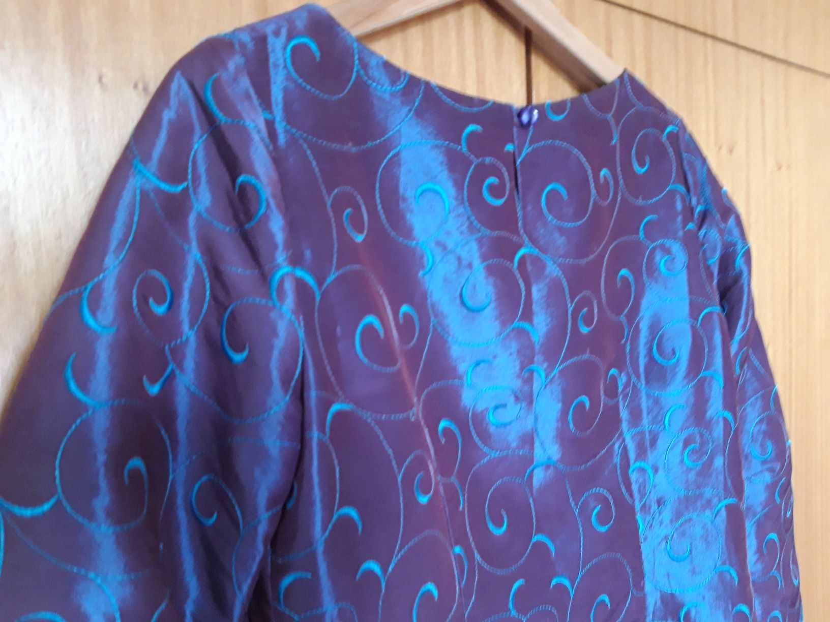 Deslumbrante blusa de festa de cor lilás c/ padrões azuis (M)