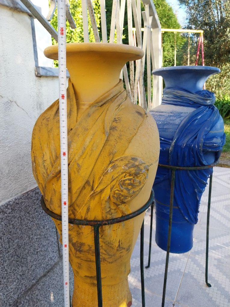 Dois jarrões grande com suporte em ferro | para jardim ou quintal
