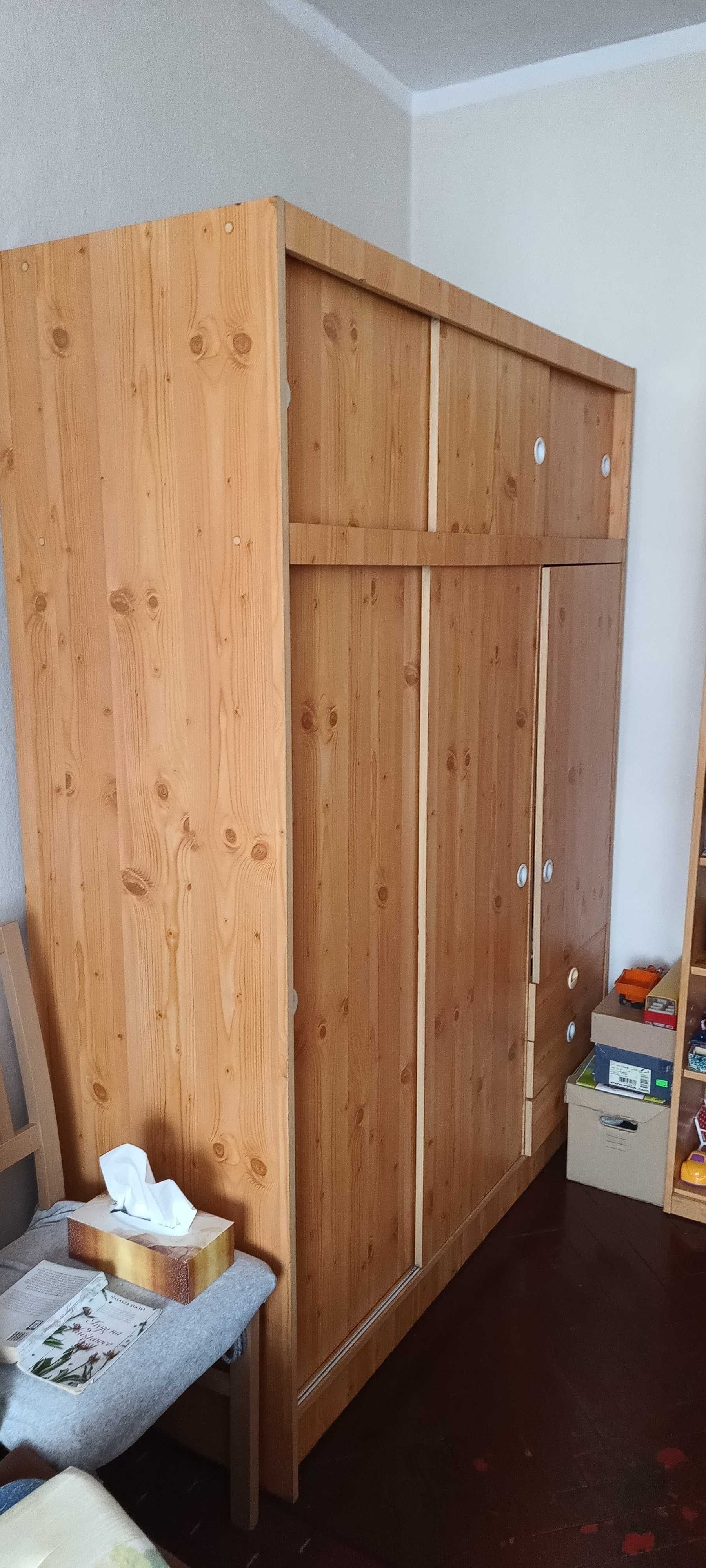 szafa z przesuwanymi drzwiami i szufladami, pojemna